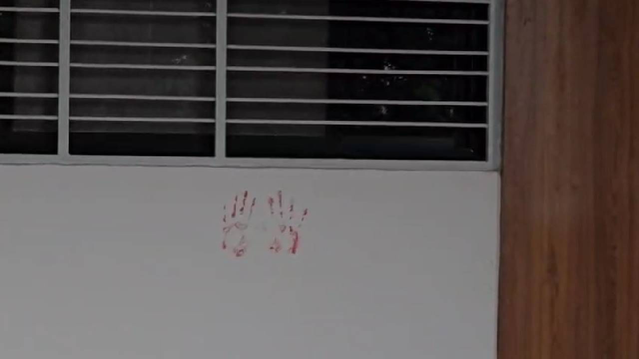 सोन्याचे दागिने, डिझाईनर साड्या आणि आयफोननंतर गेवराईतील हा बंगला माझ्या नावावर कर म्हणून नर्तकीने हट्ट धरला. गोविंदच्या त्या गेवराईतील बंगल्यात त्याचे कुटुंबिय राहत होते. 