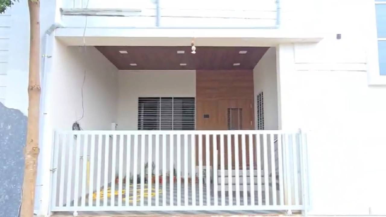 मागील काही दिवसांपासून नर्तकी पूजा गायकवाड आणि माजी उपसरपंच गोविंद बर्गे यांच्यात प्रेमसंबंध सुरू होते. यादरम्यान गोविंद बर्गे यांनी अत्यंत महागड्या वस्तू पूजाला दिल्या. 