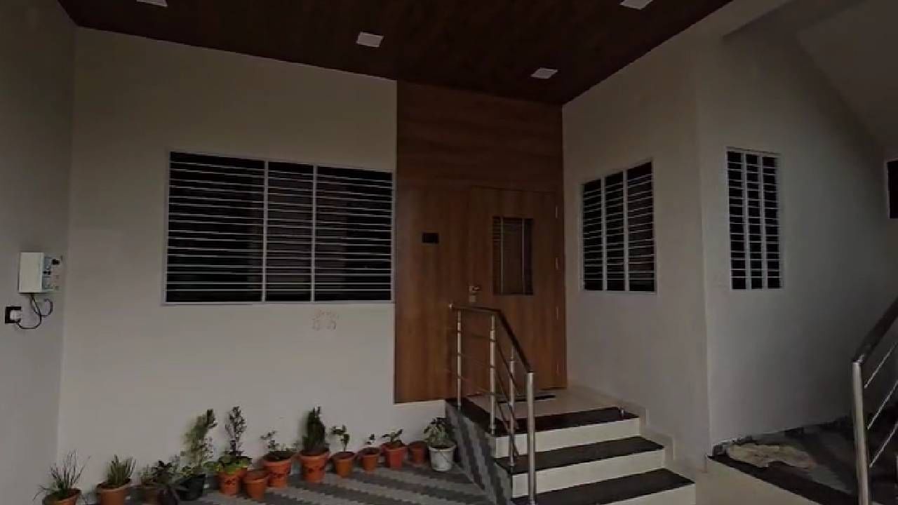 हाच तो बंगला आहे, नर्तकी गोविंदला नावावर करत बोलत होती. मात्र, गोविंद तसे करत नसल्याने तिने गोविंदचा संपर्क बंद केला. हेच नाही तर त्याला हा बंगला नावावर नाही केला तर तुझ्याविरोधात बलात्काराची तक्रार करेल असे सांगत होती. 