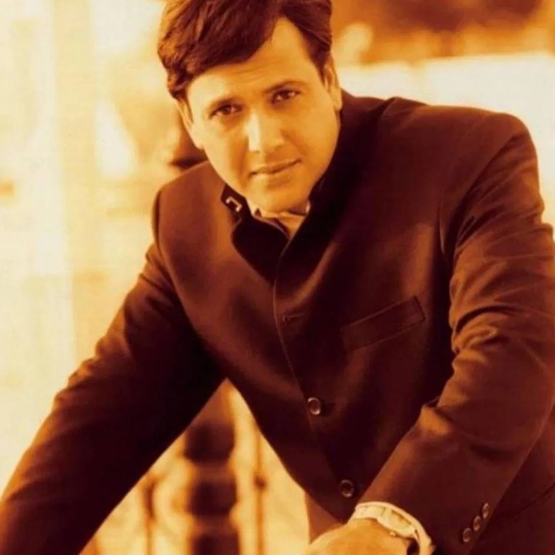 त्यानंतर गोविंदाने मारुती 800 खरेदी केली. त्यावेळी या कारची किंमत 1 लाख रुपये होती. गोविंदा शो रुममधून गाडी विकत घेऊन थेट हॉलिडे पार्टीमध्ये आला. त्याने पत्नीला त्या कारमध्ये बसवून फिरवलेलं. 