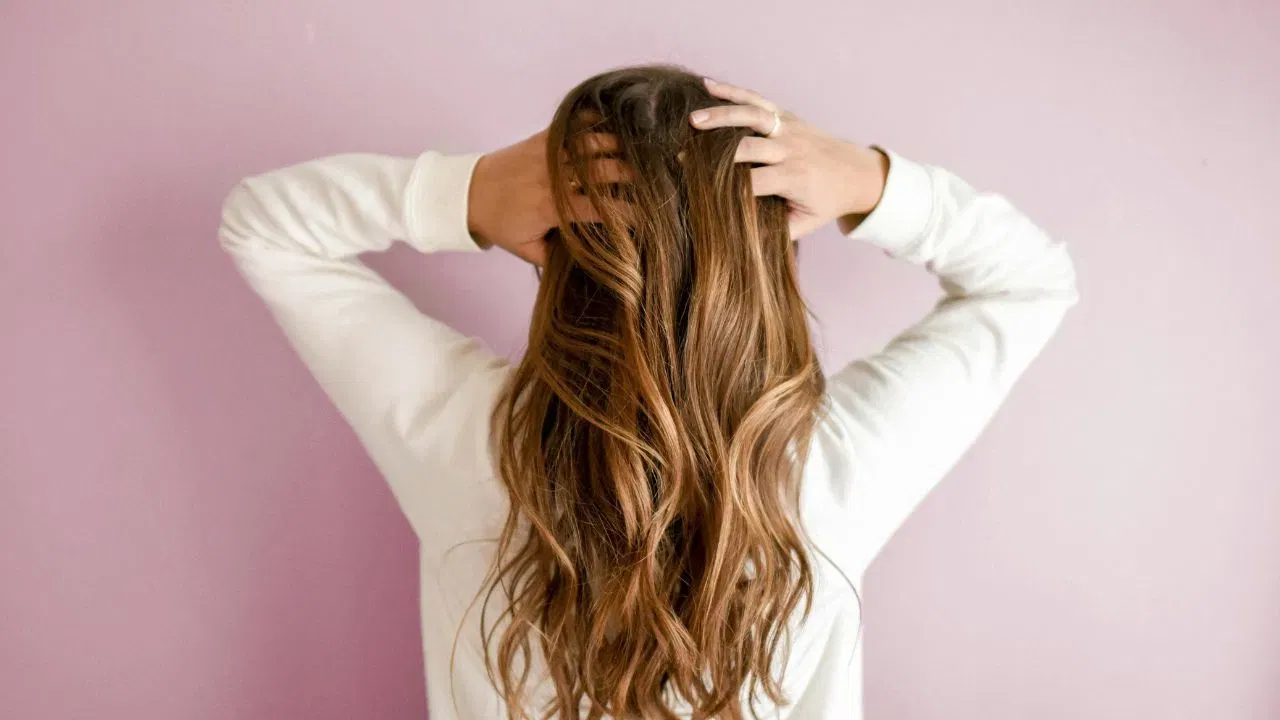 चुकीचे खानपान, व्यायामाचा अभाव, धूम्रपान आणि मद्यपान यामुळे केवळ हृदय कमकुवत होत नाही, तर यामुळे अचानक टक्कल पडणे (Premature Baldness) देखील होऊ शकते. विशेषतः 30 वर्षांनंतर जर ही समस्या झपाट्याने वाढत असेल, तर याकडे दुर्लक्ष करू नये.