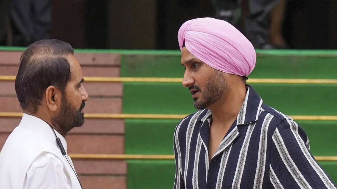 आयपीएलचं पहिलं पर्व 2008 साली पार पडलं होतं. त्यावेळी ही घटना घडली होती. पंजाब किंग्सने या सामन्यात मुंबई इंडियन्सला पराभवाची धूळ चारली होती. त्यानंतर हस्तांदोलन करताना हरभजन सिंगने श्रीसंतच्या कानशि‍लात लगावली होती. (फोटो- PTI)