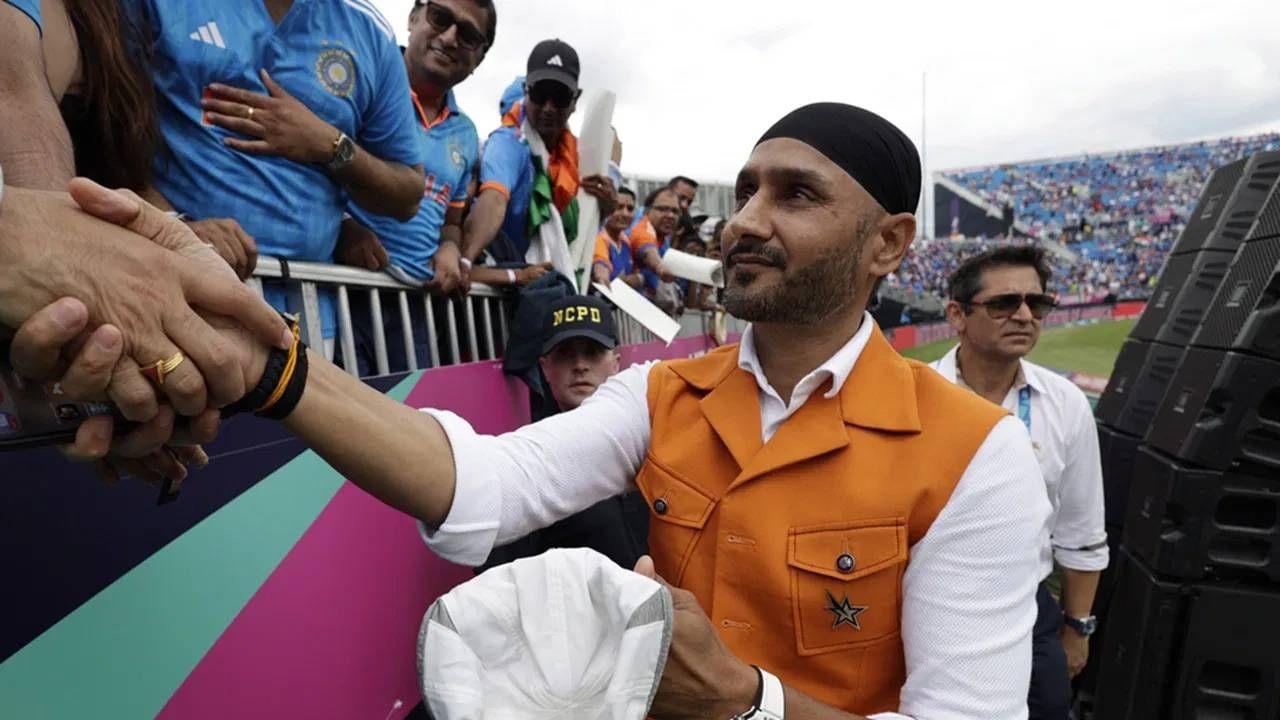 ऑस्ट्रेलियाचा माजी क्रिकेटपटू मायकल क्लार्क याने ललित मोदींची मुलाखत घेतली होती. या मुलाखती दरम्यान ललित मोदीने हरभजन-श्रीसंतचा व्हिडीओ दाखवला होता. त्यानंतर हा व्हिडीओ वाऱ्यासारखा सोशल मीडियावर व्हायरल झाला. यानंतर पुन्हा एकदा कानशिलात मारल्याचं प्रकरण चर्चेत आलं. (फोटो- PTI)