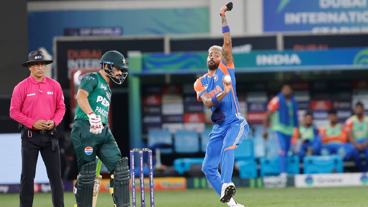 भारत आणि पाकिस्तान यांच्यात आशिया कप सुपर 4 फेरीतील सामना सुरु आहे. या सामन्यात पाकिस्तानने भारतसमोर 172 धावांचं तगडं आव्हान दिलं आहे. तीन झेल सोडल्याने भारताला 75 धावांचा फटका बसला आहे. दुसरीकडे, हार्दिक पांड्याने या सामन्यात विक्रम रचला आहे. (Photo- ACC)