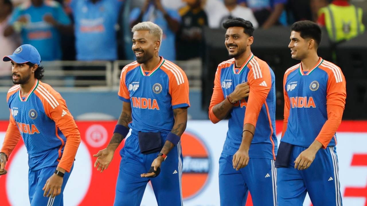 हार्दिक पांड्याने टी20 आशिया कप स्पर्धेतही सर्वाधिक विकेट घेणाऱ्या राशिद खान आणि वानिंदु हसरंगा यांची बरोबरी केली आहे. हार्दिक पांड्यासह या तिघांनी प्रत्येकी 14 विकेट घेतल्या आहेत. (Photo- BCCI Twitter)