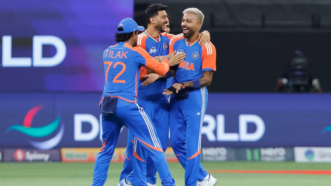 आशिया कप स्पर्धेच्या अंतिम सामन्यात हार्दिक पांड्याकडे शतक ठोकण्याची नामी संधी आहे. यासाठी त्याला धावा नाही तर विकेट घेण्याची गरज आहे. त्याने अंतिम सामन्यात दोन विकेट घेतल्या तर त्याच्या नावावर टी20 अनोखं शतक नोंदवलं जाईल. (फोटो- बीसीसीआय ट्वीटर)