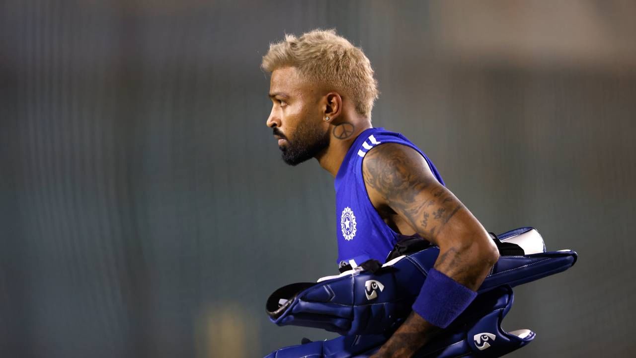 हार्दिकने आतापर्यंत आशिया कपच्या चार सामन्यांमध्ये तीन विकेट घेतल्या आहेत. पारंपरिक प्रतिस्पर्धी असलेल्या पाकिस्तानविरुद्धच्या सुपर 4 च्या शेवटच्या सामन्यात त्याने तीन षटकांत 29 धावा देत 1 विकेट घेतली. (फोटो- बीसीसीआय ट्वीटर)