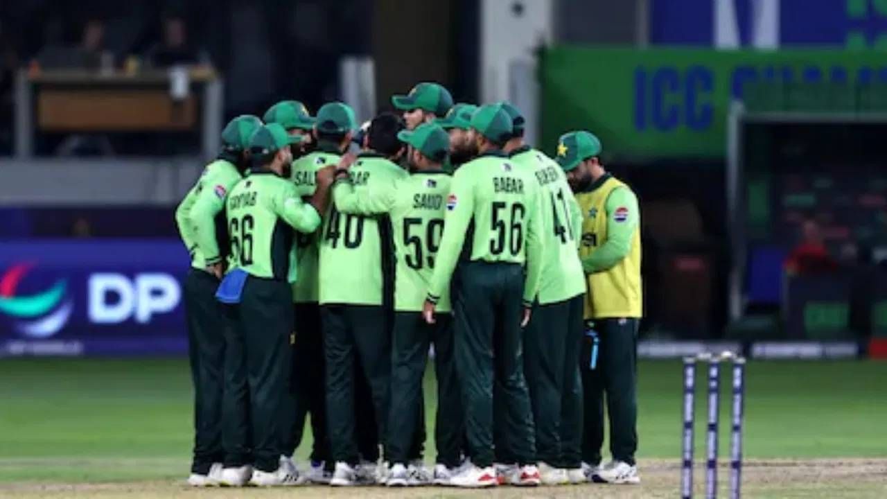 उरलेले पाच खेळाडू हे डी ग्रेडमध्ये मोडतात. त्यामुळे दरवर्षी त्यांना पगार 56 लाख 34 हजार 180 रुपये मिळतो. या पाच खेळाडूंची वार्षिक बेरीज केली तर 2 कोटी 70 हजार 900 रुपये येते.