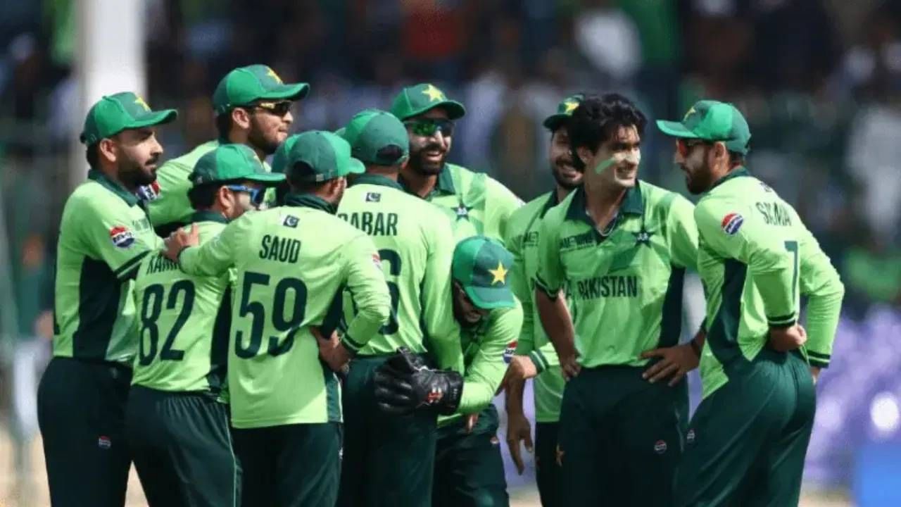 आशिया कपसाठी पाकिस्तानने 17 खेळाडूंचा चमू निवडला आहे. यापैकी 7 खेळाडू हे ब श्रेणीत आहेत. या खेळाडूंचा वार्षिक पगार हा  1कोटी 69 लाख 2 हजार 540 रुपये आहे. त्याची वार्षिक बेरीज केली तर 11 कोटी 83 लाख 17 हजार 780 रुपये होते. 