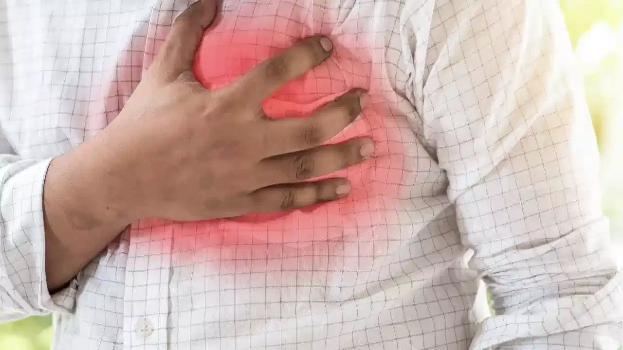 हृदय विकाराचा झटका येण्याआधी हळूहळू अचानक दात हलू लागतात किंवा अचानक गळून पडतात.