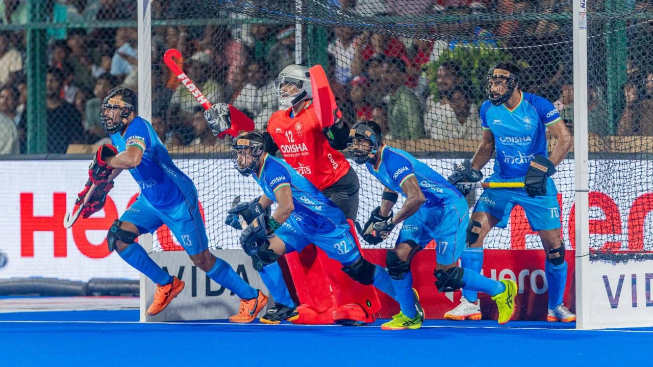 खरं तर मलेशियाची या सामन्यात पहिल्याच मिनिटात बाजू भक्कम झाली होती. त्यामुळे भारतीय संघ दडपणात होता. पहिल्या मिनिटातच मलेशियाने गोल मारला आणि 1-0 ने आघाडी घेतली. त्यामुळे हा सामना भारताच्या हातून जाईल असंच वाटत होतं.