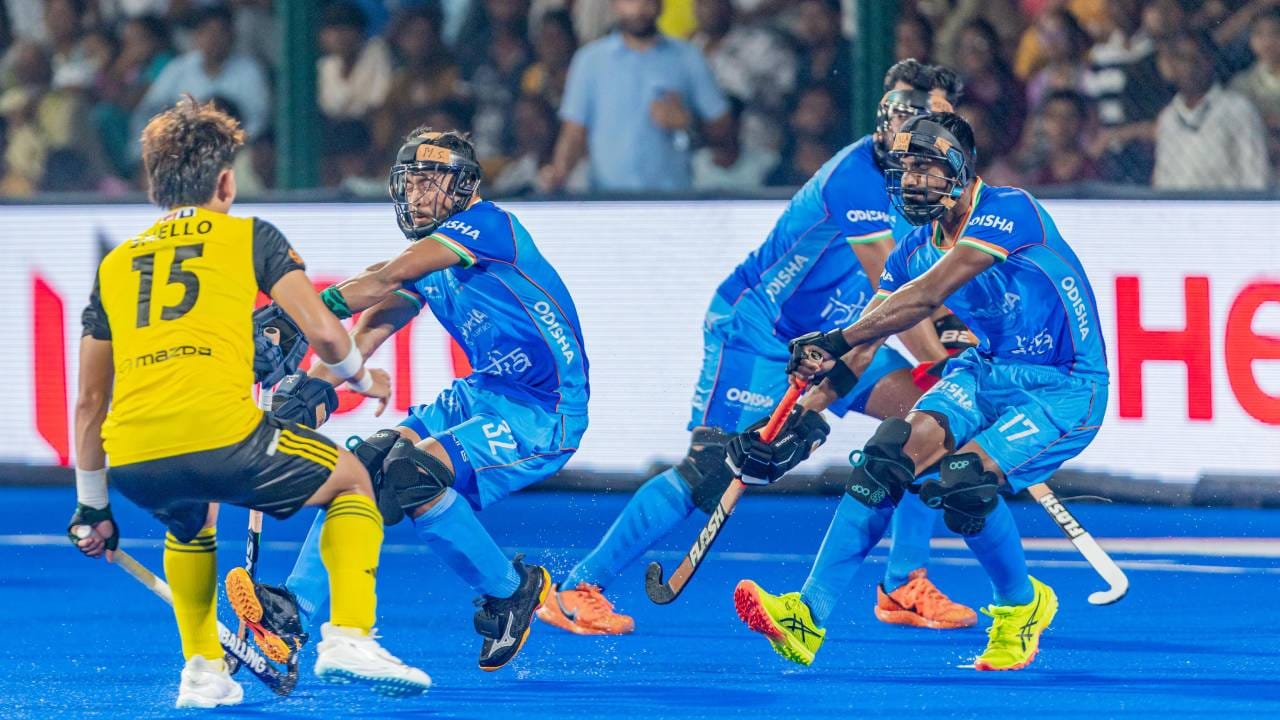 आशिया कप 2025 स्पर्धेत भारताची विजयी घोडदौड सुरुच आहे. साखळी फेरीतील तिन्ही सामन्यात विजय मिळवल्यानंतर सुपर 4 फेरीतही तशी कामगिरी सुरु केली आहे. सुपर 4 मधील पहिला सामना कोरियाशी झाला. पण यात 2-2 अशी बरोबरी साधली. पण दुसऱ्या सामन्यात मलेशियाचा धुव्वा उडवला. 