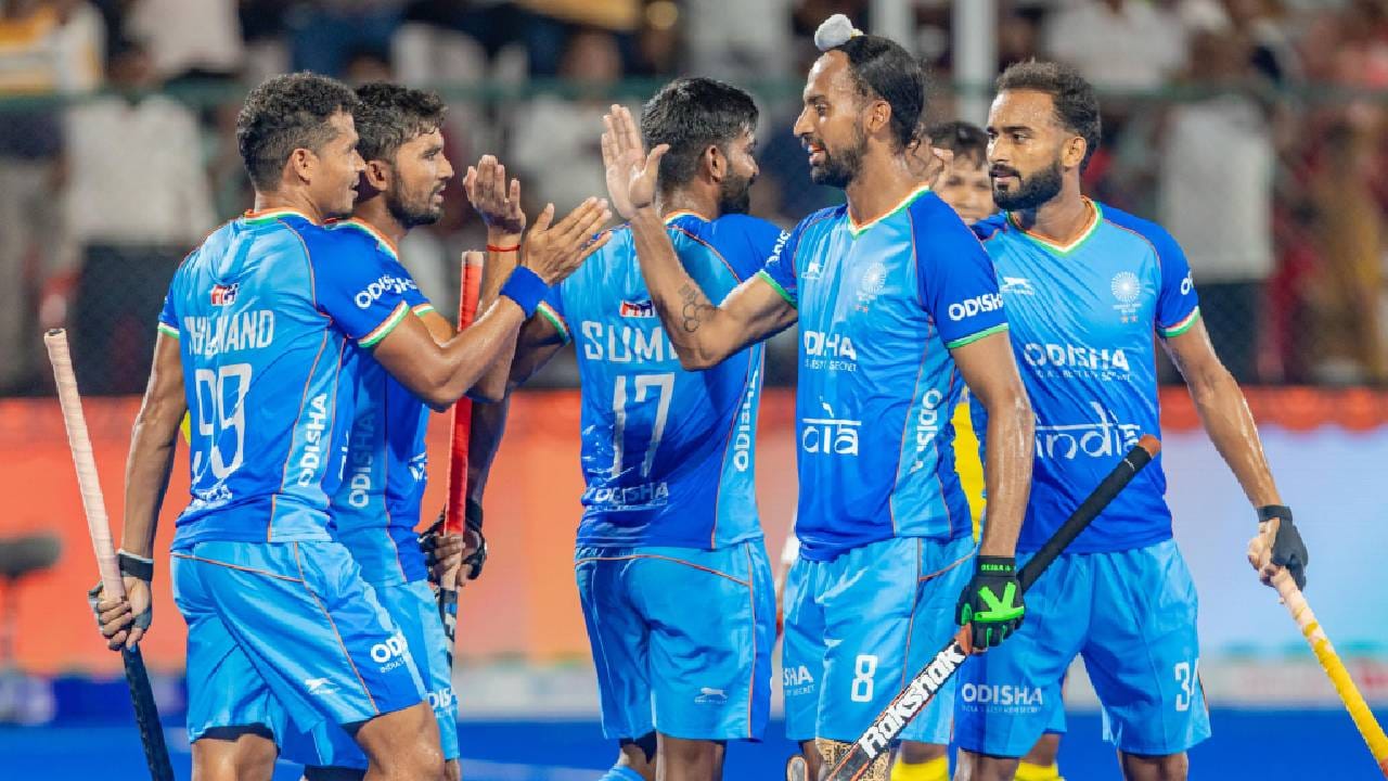 दुसऱ्या सत्रातील 38 व्या मिनिटात अनुभवी विवेक सागर प्रसादने चौथा गोल मारला. त्यामुळे हा सामना पूर्णपणे भारताच्या पारड्यात झुकला. त्यानंतर एकही गोल झाला नाही. हा सामना भारताने 4-1 ने जिंकला. खरं तर पहिल्या मिनिटाला मलेशियाने केलेल्या गोलनंतर असं कमबॅक करणं कठीण असतं. पण भारतीय संघाने ते करून दाखवलं. (सर्व फोटो- Hockey India Twitter)