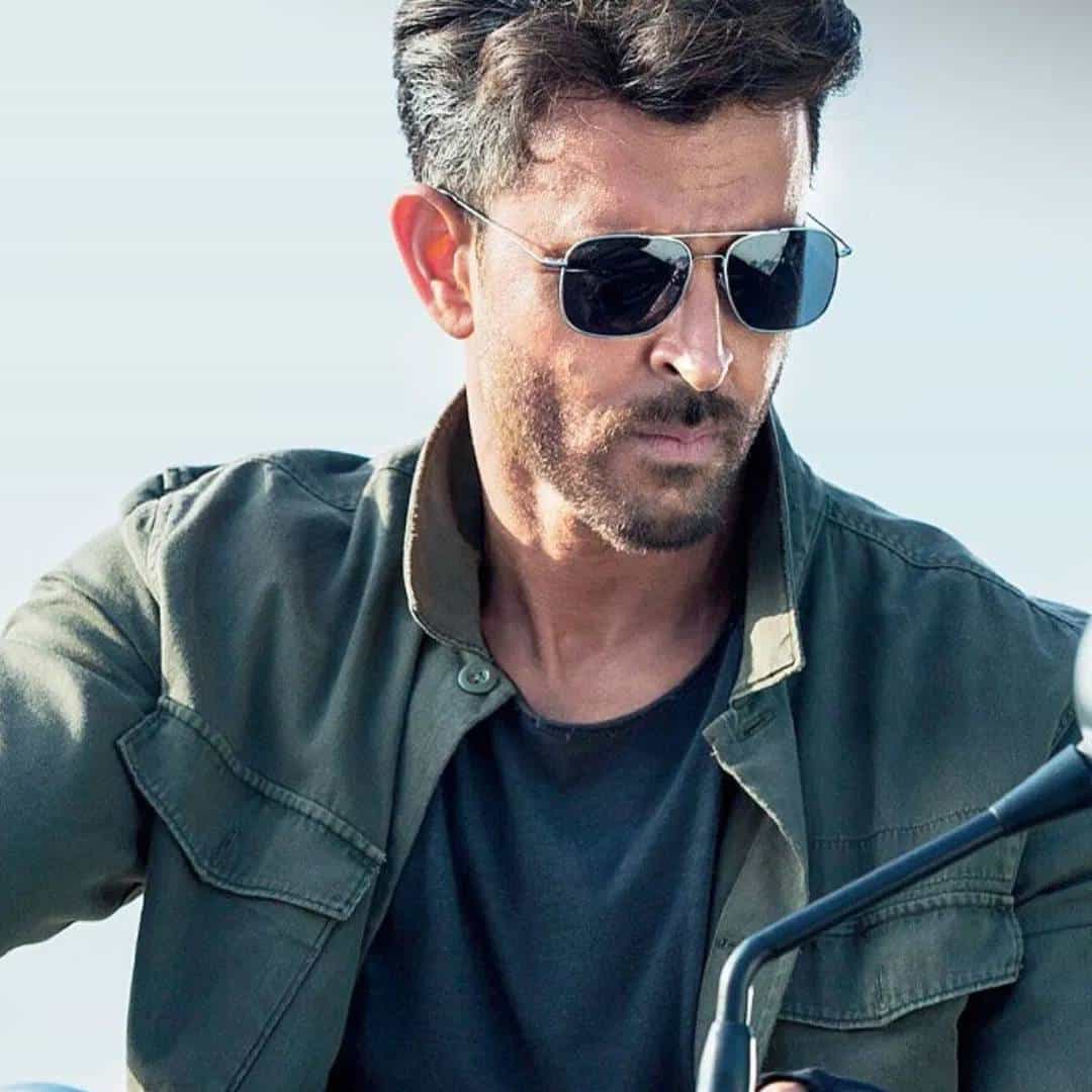 आपल्या करिअरमध्ये प्रत्येक कलाकार अनेक चित्रपट सोडतात. त्यामागे काही कारणं असू शकतात. स्क्रिप्ट, दुसऱ्या कामामध्ये बिझी किंवा आणखी काही. ऋतिक रोशनने सुद्धा आपल्या करिअरमध्ये अनेक मोठे चित्रपट नाकारले. यात एक ब्लॉकबस्टर चित्रपट आहे. जर, हा चित्रपट ऋतिकने केला असता, तर त्याच्या करिअरचा सगळा गेम बदलला असता. 75 कोटीमध्ये बनलेला हा चित्रपट कुठला आहे, ते जाणून घ्या.