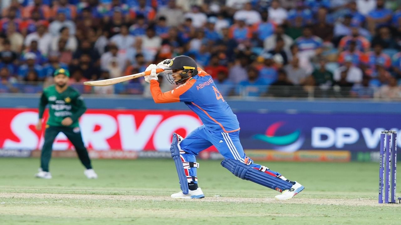 तसेच अभिषेक शर्मा पाकिस्तान विरुद्ध टी 20i क्रिकेटमध्ये 13 वर्षांनंतर अर्धशतक करणारा पहिला भारतीय फलंदाज ठरला. अभिषेकआधी विराट कोहली याने पाकिस्तान विरुद्ध अर्धशतक केलं होतं. (Photo Credit : @OfficialAbhi04 X Account)