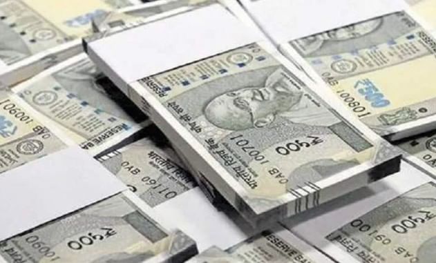 अमेरिकेचे राष्ट्राध्यक्ष डोनाल्ड ट्रम्प यांनी भारतावर लादलेल्या टॅरिफनंतर भारतातील व्यापारावर परिणाम झालेला आहे. हा आर्थिक फटका बसू नये म्हणून अमेरिकेने हा टॅरिफ कमी करावी, अशी भारताची भूमिका आहे. मात्र रशियाची कोंडी करण्यासाठी ट्रम्प यांनी अद्याप हा टॅरिफ कमी केलेला आहे. दरम्यान, अमेरिकेच्या ट्रम्प यांनी भारतासंदर्भात अडेलतट्टूची भूमिका घेतली असली तरी भारतासाठी मात्र एक मोठी खुशखबर आलेली आहे. ट्रम्प यांनी टॅरिफ लागू केलाला असला तरी भारताच्या गंगाजळीत परकीय चलनसाठा वाढला आहे. 