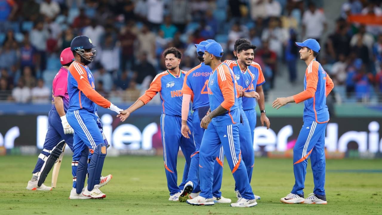 आशिया कप स्पर्धेत सर्वाधिक चेंडू राखून भारतीय संघाने विजय मिळवला आहे. भारताने या सामन्यात 93 चेंडू शिल्लक ठेवले. यापूर्वी भारताचा 81 राखून विजय मिळवण्याचा विक्रम स्कॉटलँडविरुद्ध 2021 मध्ये होता.  जागतिक पातळीवर अशी कामगिरी करणारा भारत हा दुसरा संघ आहे. यापूर्वी इंग्लंडने ओमान विरुद्ध 2024 मध्ये 101 चेंडू राखून विजय मिळवला होता. श्रीलंकेने 2014 मध्ये नेदरलँडविरुद्ध 90, झिम्बाब्वेने मोझाम्बूक्यू नैरोबीविरुद्द 90 चेंडू राखून विजय मिळवला होता.  (Photo - BCCI Twitter)