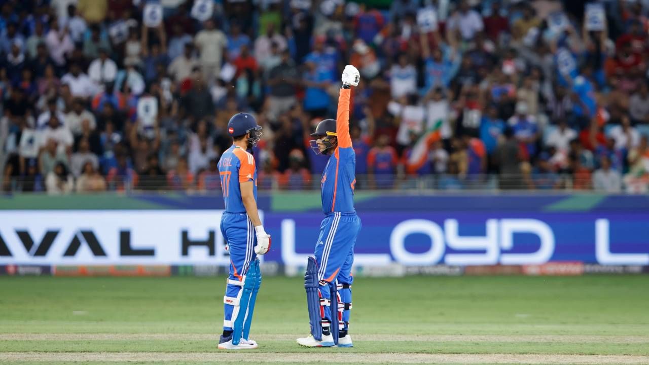 युएईने दिलेलं 58 धावांचं आव्हान पूर्ण करण्यासाठी भारतीय संघाला फार काही वेळ लागला नाही. 4.3 षटकात एक विकेट गमवून ही धावसंख्या गाठली. या विजयासह या सामन्यात तीन विक्रम नोंदवले गेले. या विक्रमांची आता क्रीडा वर्तुळात चर्चा होत आहे.  (Photo - BCCI Twitter)