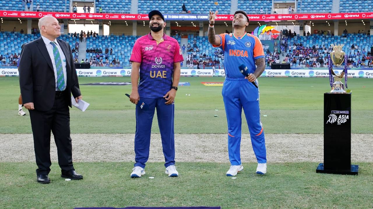 आशिया कप स्पर्धेची सुरुवात भारतीय संघाने विजयाने केली. भारताने युएईचा 9 गडी राखून पराभव केला. या सामन्यात नाणेफेक गमावल्याने युएईने प्रथम फलंदाजी केली. 13.1 षटकं खेळत युएईने 57 धावा केल्या आणि विजयासाठी 58 धावांचं आव्हान दिलं. (Photo - BCCI Twitter) 