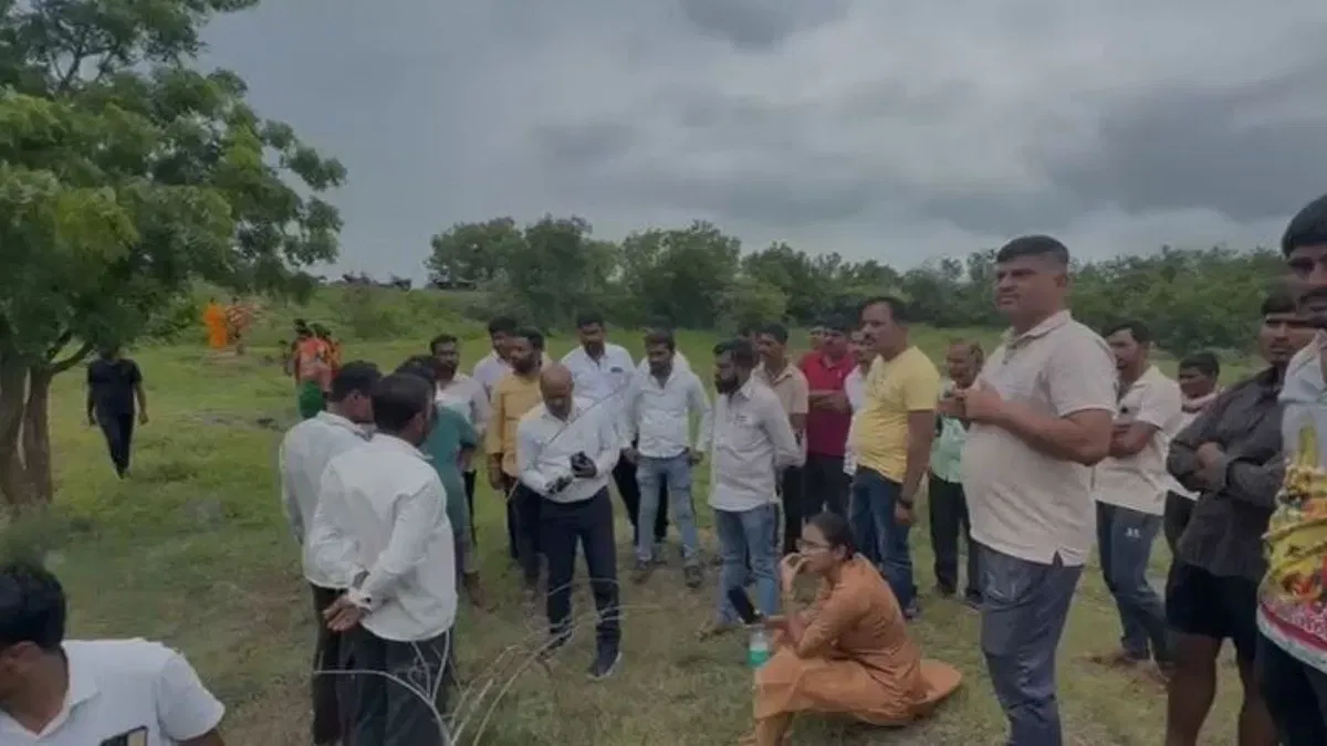 सध्या सोशल मीडियावर उपमुख्यमंत्री अजित पवार यांनी महिला आयपीएस अधिकाऱ्याला दम भरल्याचा एक व्हिडीओ तुफान व्हायरल होत आहे. हे प्रकरण सोलापूरच्या माढा तालुक्यातील कुर्डू गावात घडले आहे. या गावात अवैध मुरुम उत्खनन सुरु असल्याची माहिती तहसीलदारांना मिळाली होती. त्यानंतर तहसीलदार व तलाठी कारवाईसाठी गावात पोहोचले. करमाळा उपविभागाच्या पोलिस उपअधीक्षक अंजली कृष्णा आपल्या पथकासह तेथे दाखल झाल्या होता. त्यावेळी अजित पवार आणि त्यांच्यामध्ये झालेला संवाद व्हायरल झाला आहे.