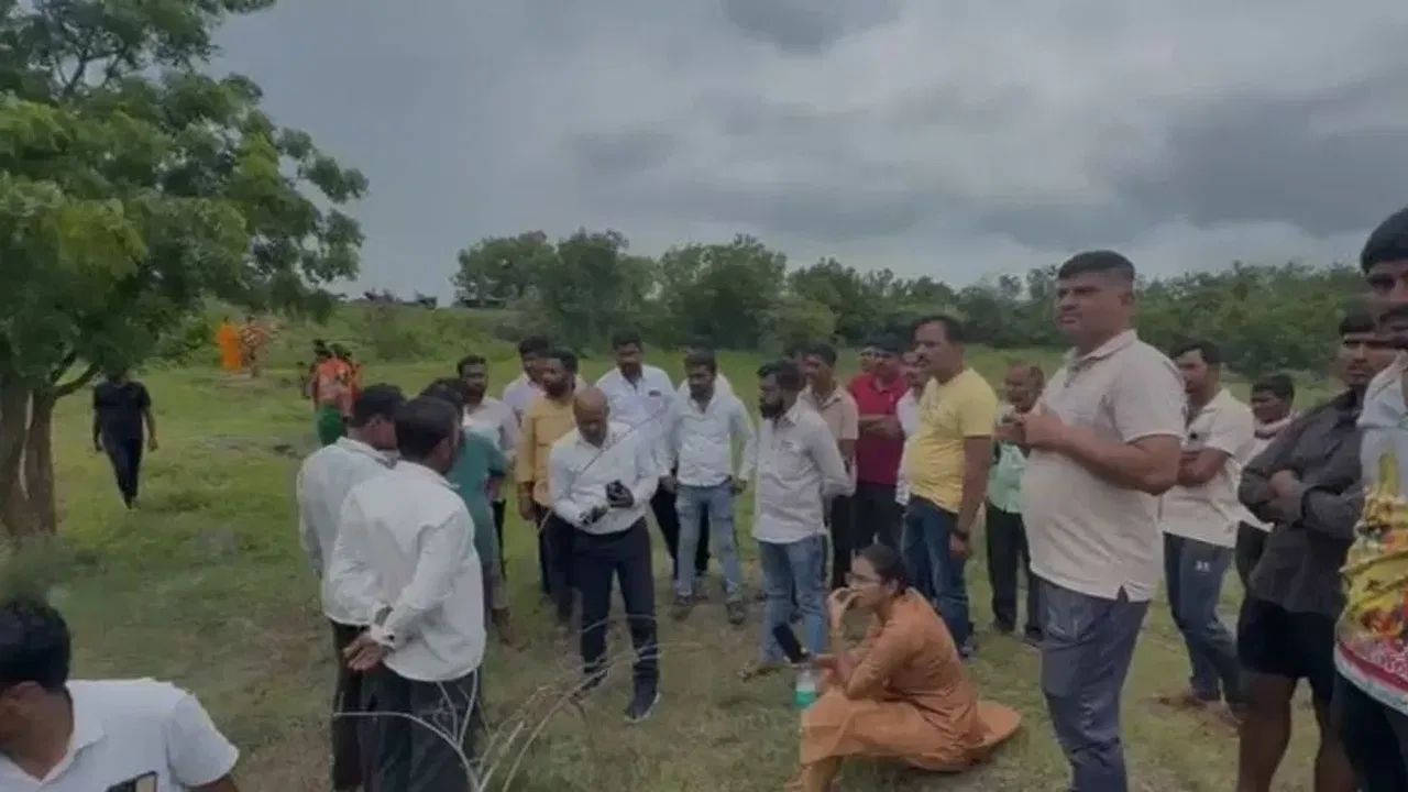 सध्या सोशल मीडियावर उपमुख्यमंत्री अजित पवार यांनी महिला आयपीएस अधिकाऱ्याला दम भरल्याचा एक व्हिडीओ तुफान व्हायरल होत आहे. हे प्रकरण सोलापूरच्या माढा तालुक्यातील कुर्डू गावात घडले आहे. या गावात अवैध मुरुम उत्खनन सुरु असल्याची माहिती तहसीलदारांना मिळाली होती. त्यानंतर तहसीलदार व तलाठी कारवाईसाठी गावात पोहोचले. करमाळा उपविभागाच्या पोलिस उपअधीक्षक अंजली कृष्णा आपल्या पथकासह तेथे दाखल झाल्या होता. त्यावेळी अजित पवार आणि त्यांच्यामध्ये झालेला संवाद व्हायरल झाला आहे.