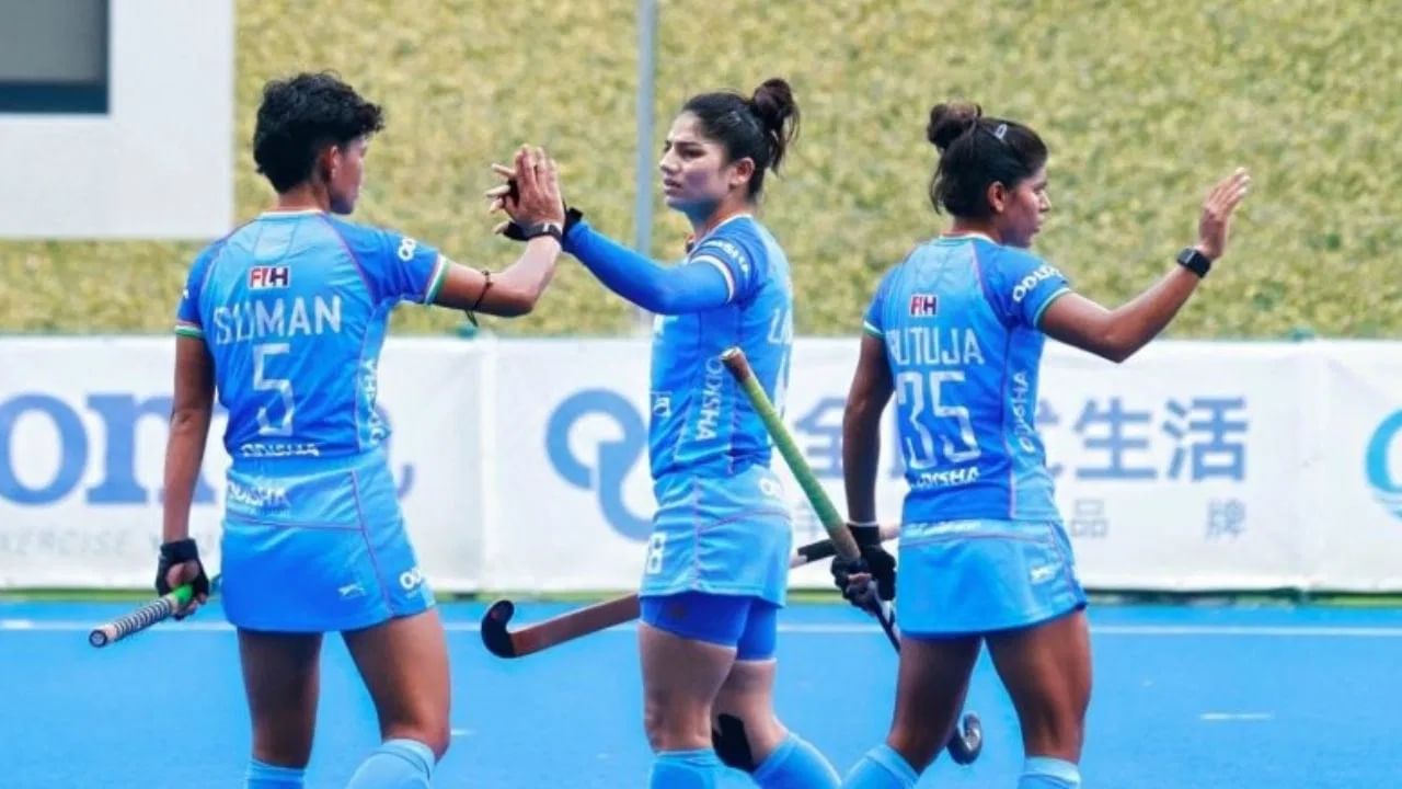 नवनीत आणि मुमताज या दोघींव्यतिरिक्त नेहाने 2 गोल केले. नेहाने 11 आणि 38 व्या मिनिटाला गोल केला.  तसेच स्ट्रायकर लालरेम्सियामी हीने 13 व्या मिनिटाला गोल करत भारताची आघाडी आणखी मजूबत करण्यात योगदान दिलं. तसेच शर्मिला देवी आणि ऋतुजा पिसळ या दोघींनी प्रत्येकी 1-1 गोल केला. भारताने अशाप्रकारे 52 व्या मिनिटाला 12-0 अशी आघाडी घेतली. (Photo Credit : X/Hockey India)