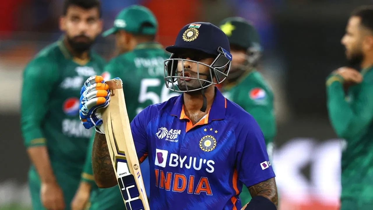 सूर्याची टी 20 आशिया कप स्पर्धेत खेळण्याची दुसरी वेळ असणार आहे. सूर्या 2022 साली झालेल्या टी 20 आशिया कप स्पर्धेत खेळला होता. तेव्हा सूर्याला फक्त एकूण 31 धावाच करता आल्या होत्या. तसेच तेव्हा सूर्याचा हायस्कोअर हा 18 इतका होता. (Photo  Credit : Getty Images)