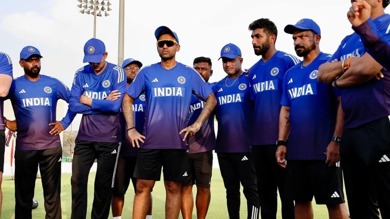 त्यामुळे आशिया कप स्पर्धेसाठी भारतीय संघाचा नवा स्पॉन्सर कोण असणार? याची प्रतिक्षा क्रिकेट चाहत्यांना होती. बीसीसीआय अल्पावधीसाठी स्पॉन्सरच्या शोधात होती. मात्र कालावधी काही महिन्यांचा असल्याच्या अटीमुळे  स्पॉन्सर म्हणून कुणीही स्वारस्य दाखवलं नाही. त्यामुळे आशिया कप स्पर्धेसाठी भारतीय संघाच्या जर्सीवर कुणाचं नाव असणार की नाही? असा प्रश्न चाहत्यांना होता. चाहत्यांना या प्रश्नाचं उत्तर मिळालं आहे. भारतीय संघाच्या नवी जर्सीची पहिली झलक समोर आली आहे. (Photo Credit : Instagram) 