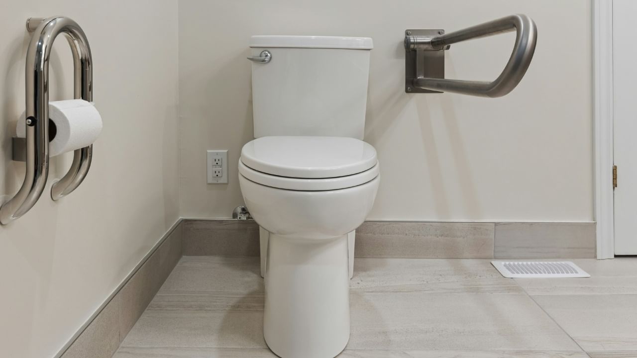 पाश्चात्य शौचालयांमध्ये सीटचा थेट संपर्क त्वचेशी येतो, ज्यामुळे बॅक्टेरिया पसरण्याचा धोका वाढतो. त्यामुळे या शौचालयांची स्वच्छता नियमितपणे करणे अत्यंत आवश्यक असते. जर स्वच्छता राखली नाही तर यामुळे त्वचेच्या आणि इतर संसर्गांचा धोका वाढू शकतो.