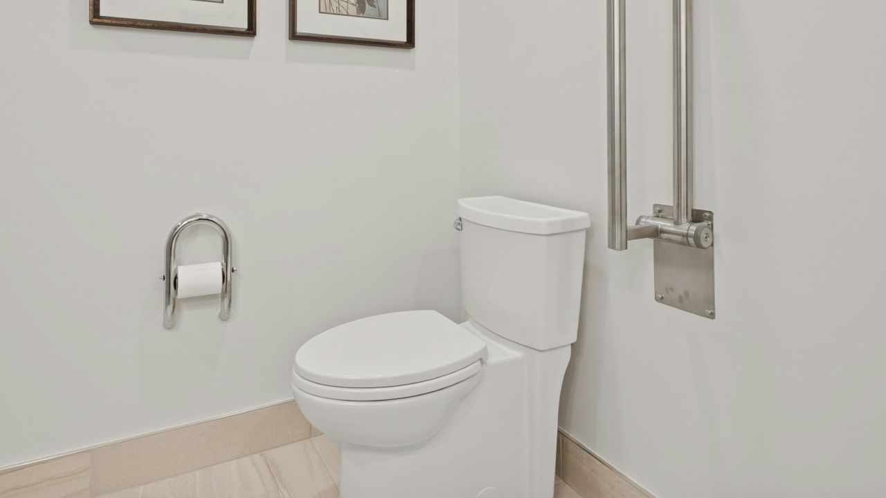 तर दुसरीकडे पाश्चात्य शौचालयांना जास्त जागा लागते. ती खूप महाग असतात. शहरांमध्ये आधुनिक जीवनशैली आणि सोयीसुविधांना प्राधान्य दिले जात असल्यामुळे त्यांचा वापर जास्त प्रमाणात केला जातो.