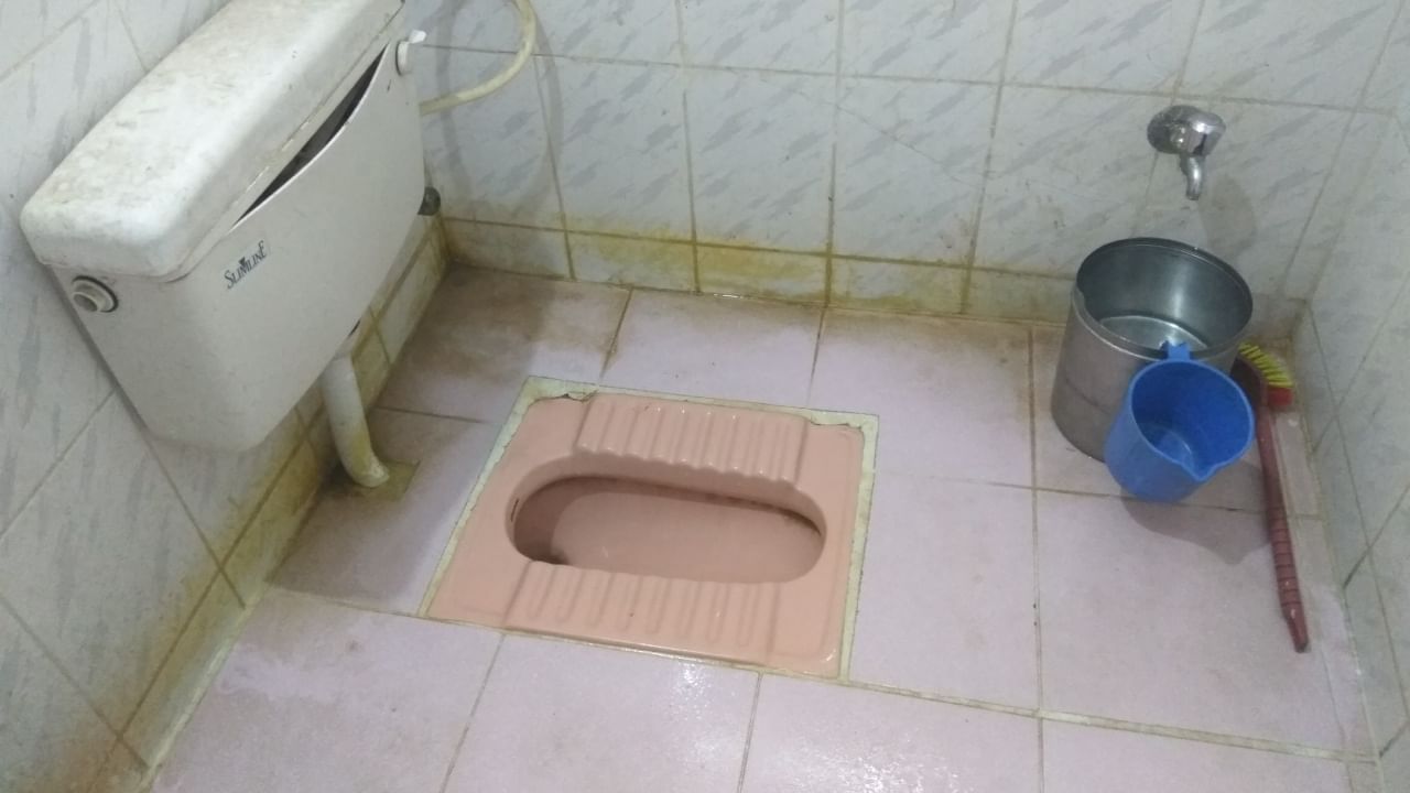 भारतीय शौचालये पाश्चात्य शौचालयाच्या तुलनेत कमी जागा व्यापतात. त्यांची किंमत देखील कमी असते. त्यामुळे कमी बजेट असलेल्या घरांमध्ये किंवा ग्रामीण भागात त्यांना अधिक पसंती दिली जाते.