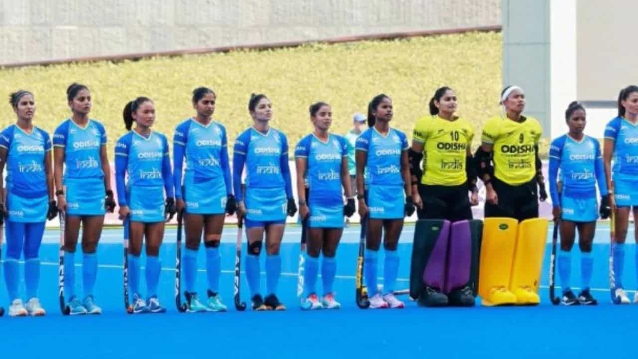 हॉकी आशिया कप स्पर्धेत मेन्स आणि वूमन्स या दोन्ही संघांनी धमाका केला आहे. मेन्स टीम इंडियाने हरमनप्रीत सिंह याच्या नेतृत्वात तब्बल 8 वर्षांनी नाव कोरलं. भारताने गतविजेत्या कोरियावर मात करत आशिया कप जिंकण्याची प्रतिक्षा संपवली. त्यानंतर वूमन्स हॉकी टीम इंडियाने विजयी झंझावात यशस्वीरित्या सुरु ठेवला आहे. वूमन्स टीम इंडियाने सिंगापूरवर एकतर्फी विजय मिळवला. भारताने सिंगापूरवर 12-0 अशा फरकाने विजय मिळवला. (Photo Credit : X/Hockey India)