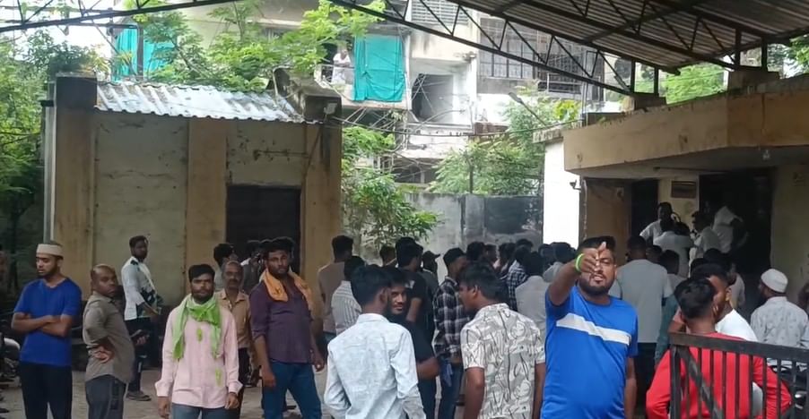 महाराष्ट्रात सध्या गुन्ह्याची अनेक खळबळजनक प्रकरणं समोर येत आहेत. सध्या जळगावात एक भीषण घटना घडली आहे. या घटनेमुळे तिथे लोकांमध्ये सध्या भीतीचे वातवरण आहे. एका तरुणाचा अजब अवस्थेत मृतदेह आढळला आहे.