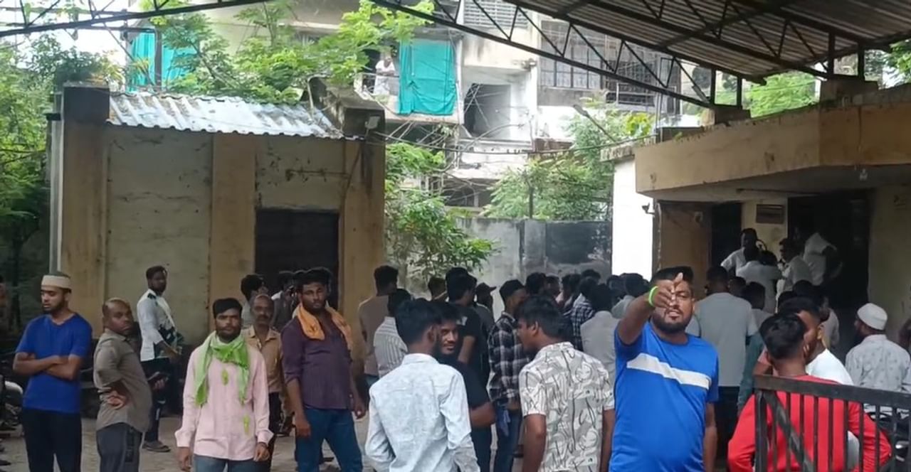 महाराष्ट्रात सध्या गुन्ह्याची अनेक खळबळजनक प्रकरणं समोर येत आहेत. सध्या जळगावात एक भीषण घटना घडली आहे. या घटनेमुळे तिथे लोकांमध्ये सध्या भीतीचे वातवरण आहे. एका तरुणाचा अजब अवस्थेत मृतदेह आढळला आहे.