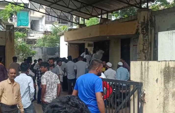 मिळालेल्या माहितीनुसार जळगावात दोन दिवसांपासून बेपत्ता असलेल्या बिलाल चौकातील तरुणाचा मेहरून तलावात मृतदेह आढळला आहे. हा मृतदेह आढळला तेव्हा या तरुणाची जीभ कापलेली आढळलेली आहे.