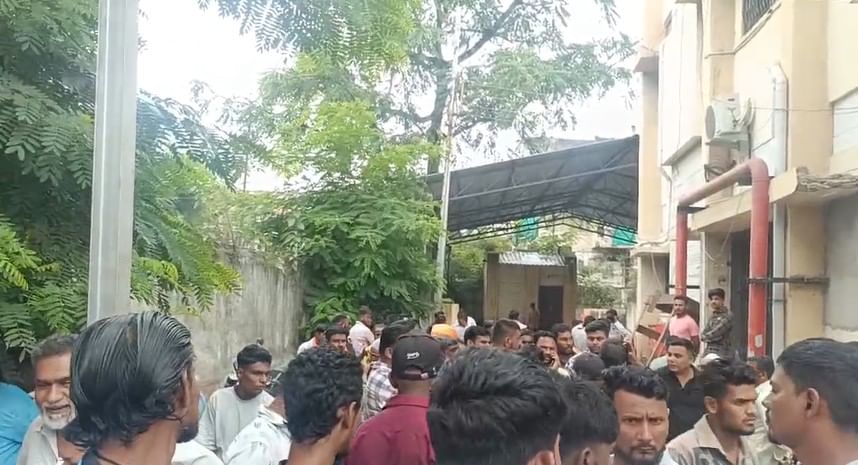 तरुणाचा अशा स्थितीतला मृतदेह दिसल्याने लोकांमध्ये वेगवेगळ्या चर्चांना उधाण आले आहे. शेख अबुजर शेख युनूस असे मृत तरुणाचे नाव असून तो 29 वर्षांचा आहे. तो 18 सप्टेंबरपासून बेपत्ता होता. 