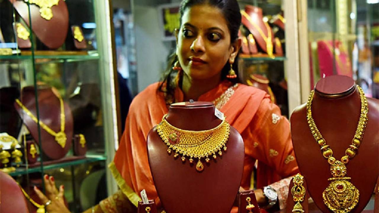कमी भावात घेतलेलं सोन्याला आज चांगला परतावा मिळत असल्याने सोने मोड करण्याकडे ग्राहकांचा कल वाढला आहे
