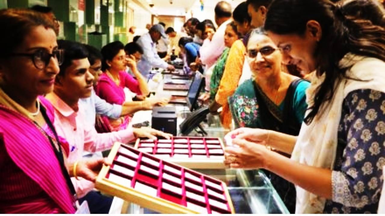 जळगावच्या सराफ बाजारात सोन्याच्या वाढलेल्या दराचा फायदा करून घेण्यासाठी सोने मोड करण्याकडे ग्राहकांचा कल वाढल्याचे पाहायला मिळत आहे.