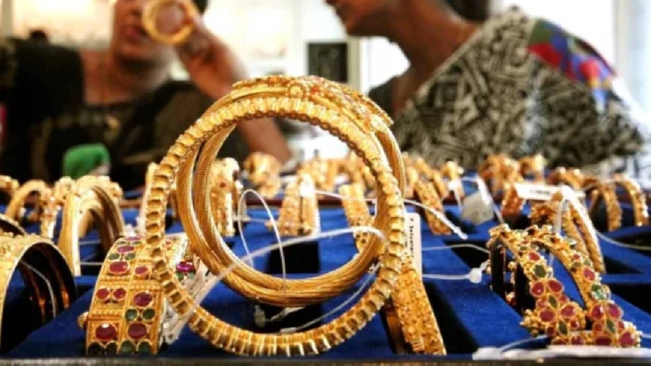 पुढील दिवसात भाव कमी झाले तर नुकसान होण्यापेक्षा आजच आहे त्या दरात सोन मोड करून फायदा करून घेत असल्याचे ग्राहकांनी सांगितले.