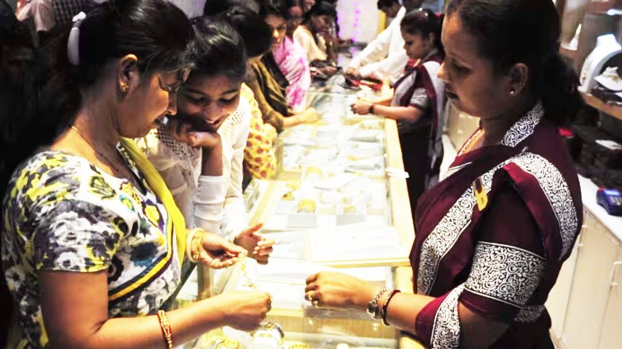 जळगावच्या सराफ बाजारात सोन्याच्या आणि चांदीच्या दरात पुन्हा मोठी वाढ झाली असून दराने पुन्हा विक्रमी उच्चांकी गाठली आहे