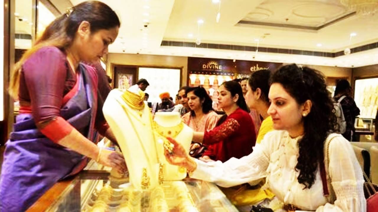 सोने आणि चांदीचे दर कुठेतरी कमी होतील या प्रतीक्षेत ग्राहक असल्यानेच सराफा बाजारात ग्राहकांची गर्दी कमी झाली आहे