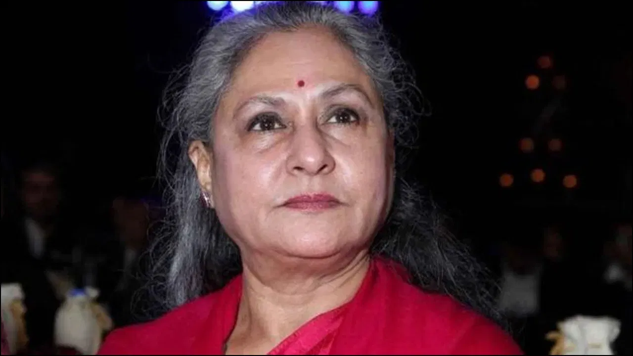 जया भादुरी आज जया बच्चन म्हणून ओळखले जातात. त्या बॉलिवूडमधील सर्वात शिकलेल्या अभिनेत्रींपैकी एक मानल्या जातात. त्यांनी त्यांचे प्राथमिक शिक्षण भोपाळ येथून पूर्ण केले आणि त्यानंतर त्या दिल्लीला आल्या. शालेय शिक्षणानंतर त्यांचा कल अभिनयाकडे होता. त्यामुळे त्यांनी पुण्यातील प्रसिद्ध फिल्म अँड टेलिव्हिजन इन्स्टिट्यूट ऑफ इंडिया (FTII) मध्ये प्रवेश घेतला.