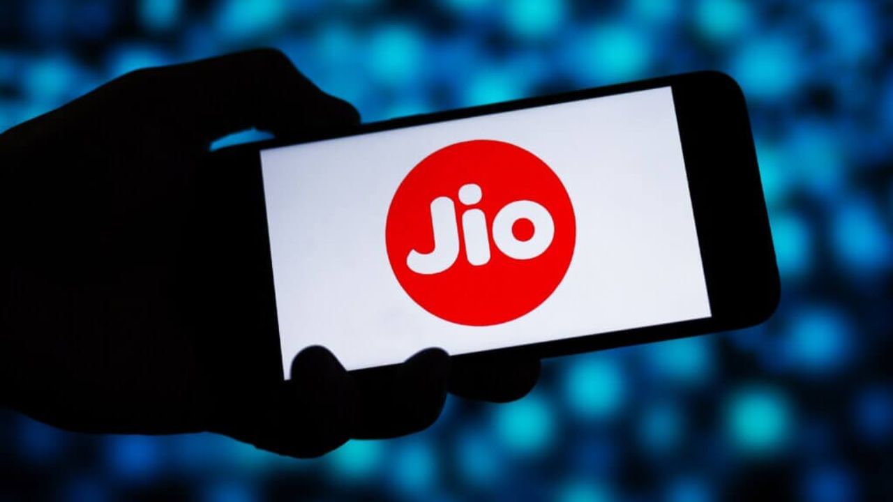 जिओ कंपनी आपल्या ग्राहकांसाठी नेहमीच नवनवीन प्लॅन आणत असते. यातील काही प्लॅन हे रिचार्ज प्लॅन असतात तर काही प्लॅन हे डेटा प्लॅन असतात. आताही कंपनीने एक खास प्लॅन आणला आहे. 