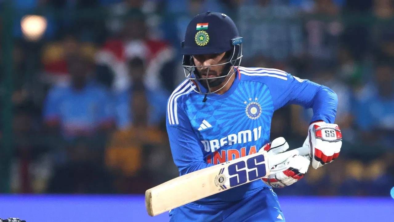 दिनेश कार्तिकने घेतलेलं तिसरं नाव हे जितेश शर्माचं आहे. खरं तर त्याला प्लेइंग 11 मध्ये संधी मिळेल की नाही याबाबत शंका आहे. संजू सॅमसन आणि जितेश शर्मा यांच्यापैकी एकाला संधी मिळू शकते. पण जितेशला संधी मिळाली तर संधीचं सोनं करू शकतो. आयपीएलमध्येही जितेशने फिनिशिंगची भूमिका बजावली आणि आरसीबीला विजय मिळवून दिला होता. (Photo: Getty Images)