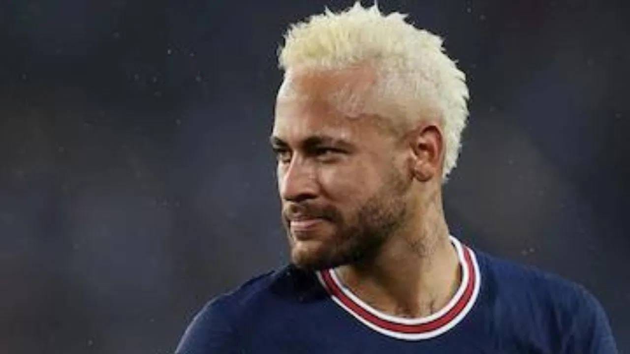 सँटोसमध्ये परतला असला तरी त्याच्यासाठी पुनरागमन काही खास राहिलं नाही. वास्को द गामाविरुद्धच्या 6-0 अशा पराभवाचा झटका सहन करावा लागला. यामुळे नेमार भावुक झाला आणि मैदानावर अश्रू ढाळताना दिसला. या पराभवाने केवळ नेमारच नाही तर संपूर्ण सँटोस संघ हादरला. त्यामुळे सँटोसच्या प्रशिक्षकाची हाकालपट्टी करण्यात आली आहे. (फोटो- Neymar Twitter)