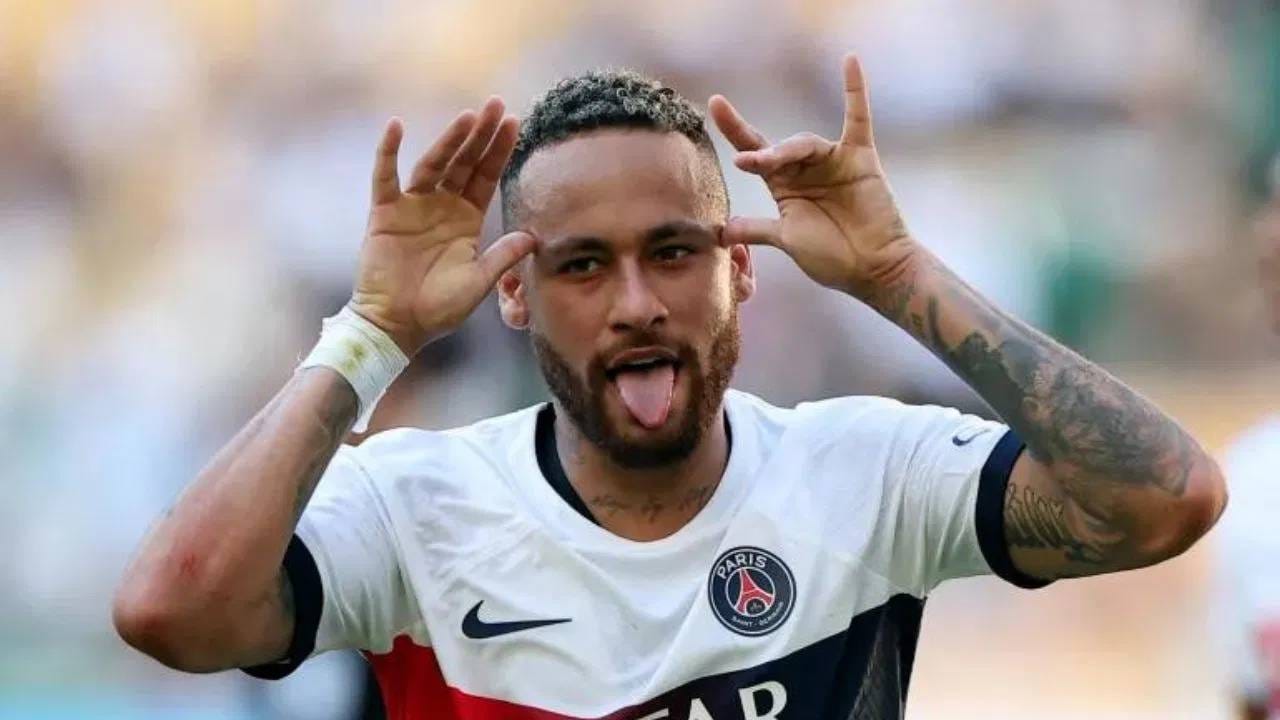 ब्राझीलियन उद्योगपतीने 12 जून 2023 रोजी आपलं मृत्यूपत्र तयार केलं होतं. यात त्याने मालमत्ता, गुंतवणूक आणि शेअर्स नेमारला वारसाहक्काने मिळतील असं नमूद केलं आहे. सदर उद्योगपतीकडे 1 अब्ज डॉलर्स (8800 कोटी रुपये) किमतीची मालमत्ता असल्याचे वृत्त आहे. (फोटो- AFP)