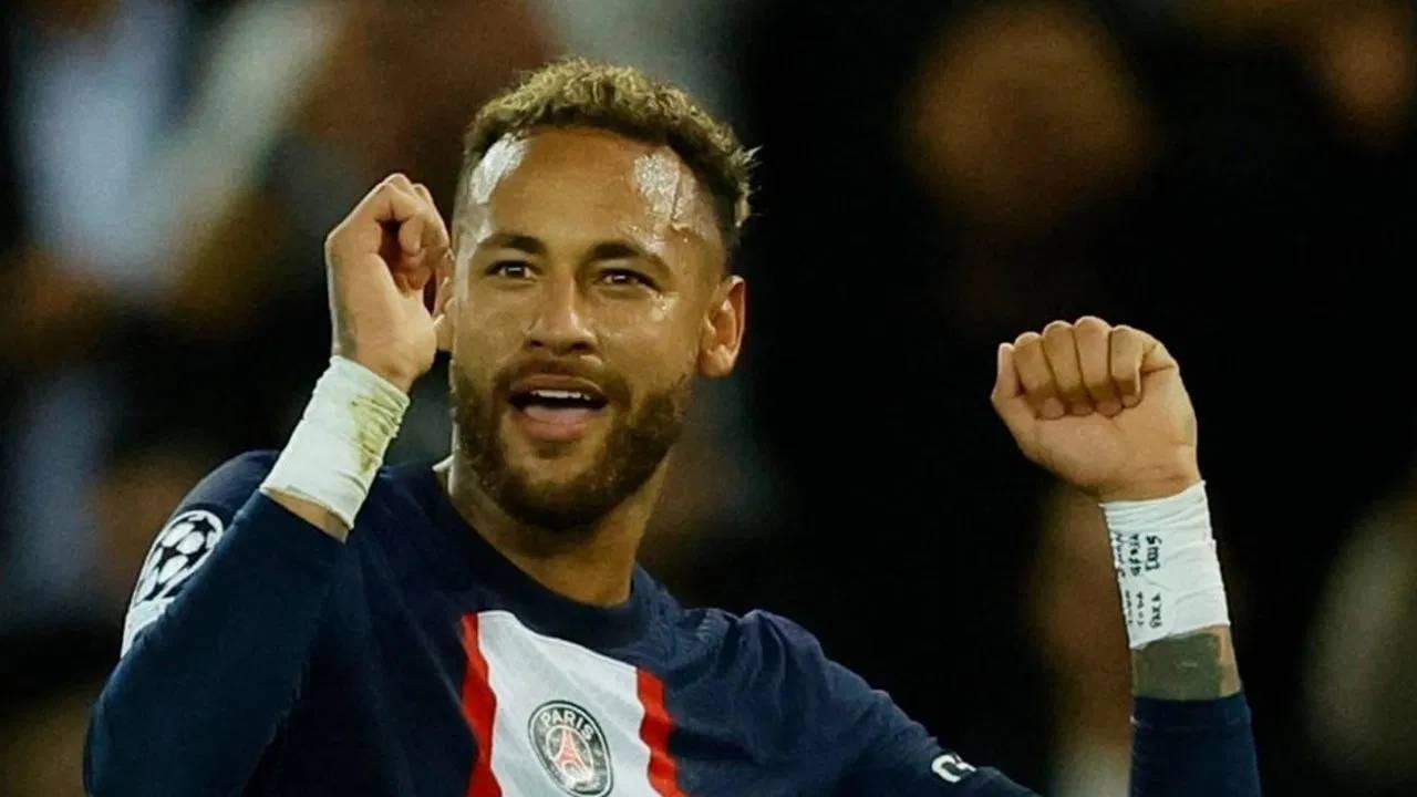 ब्राझीलचा दिग्गज फुटबॉलपटू नेमार ज्युनिअर सध्या वेगळ्याच कारणामुळे चर्चेत आहे. ही घटना मैदानातून नसून मैदानाबाहेरची आहे. कारण एका श्रीमंतर ब्राझीलियन उद्योगपतीने नेमार ज्युनिअरला आपल्या संपत्तीचा वारस घोषित केलं आहे. विशेष म्हणजे या दोघांची यापूर्वी कधीही भेट झाली नाही. (फोटो- Twitter)