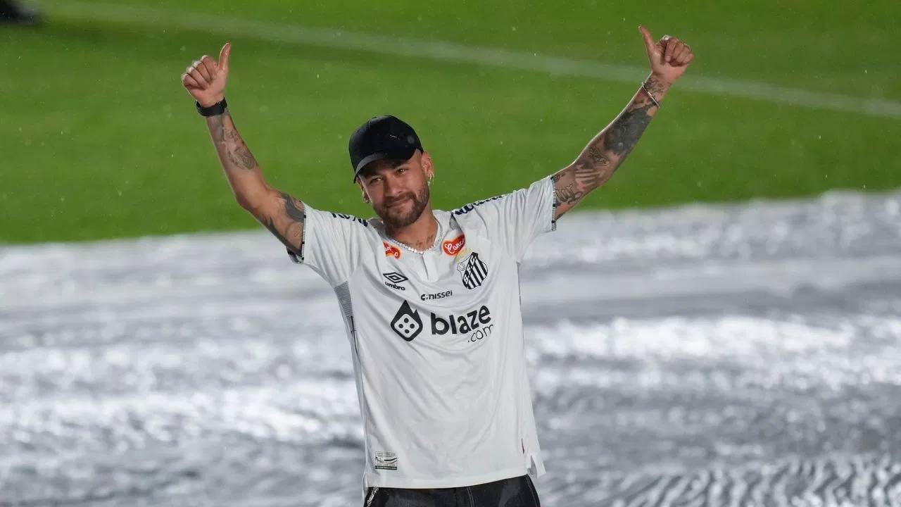 नेमार नुकताच सौदी प्रो लीग क्लब अल-हिलालमधून त्याच्या जुन्या संघ सँटोसमध्ये परतला आहे. त्याचं संघातील  पुनरागमन त्याच्यासाठी खूप खास आहे. कारण सँटोस क्लबमधूनच त्याने आपल्या कारकिर्दीची सुरुवात केली होती. (फोटो- पीटीआय)