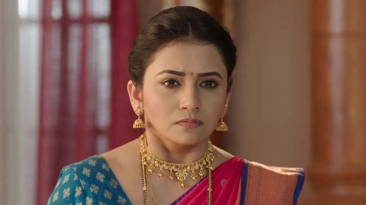 जुईने हा स्क्रीनशॉट शेअर करत 'अशा माणसांची कीव येते... लवकर बरे व्हा... देव तुम्हाला सुबुद्धी देवो.. देवाच्या कृपेने तुमचा त्रास लवकरात लवकर कमी होवो..' असे कॅप्शन दिले आहे.