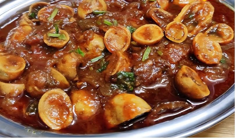 कटरुआ नावाची ही जंगली भाजी बनवण्याची पद्धत वेगळी आहे. ही भाजी कुठे आणि कधी येते, किंमत किती असते हे पाहूयात.. सीझनच्या सुरुवातीला तिची किंमत मटणाच्या तिप्पट असते. 